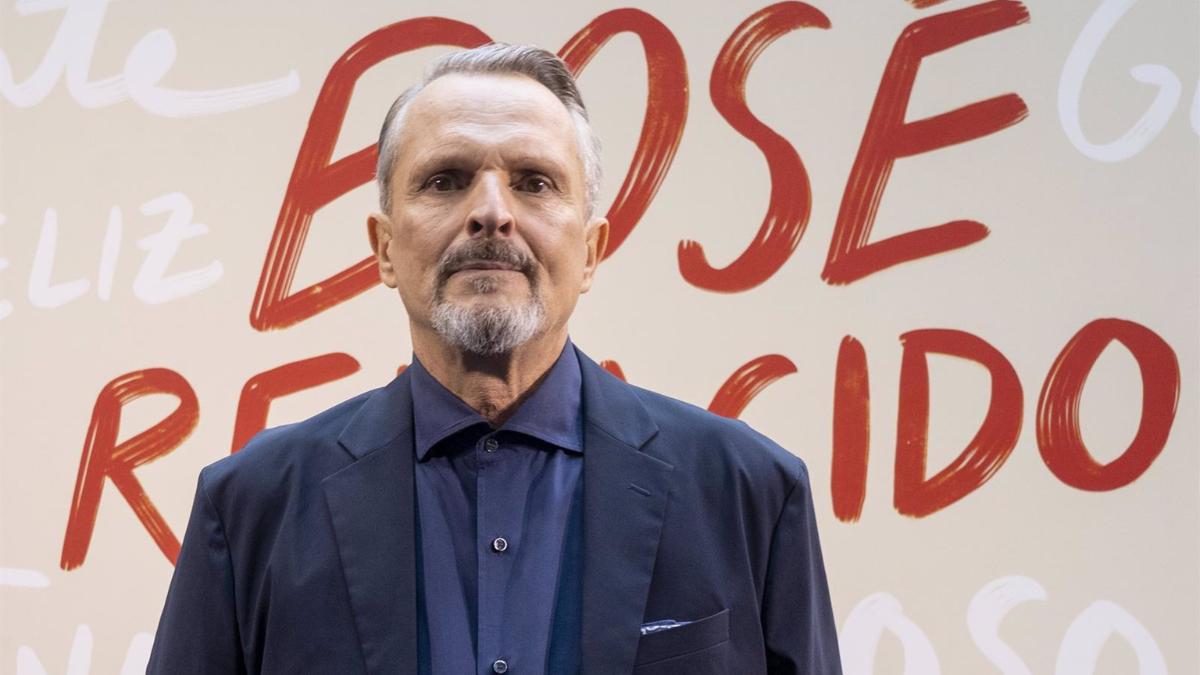 Miguel Bosé posa a su llegada a la presentación de la producción ‘Bosé Renacido’ de Movistar Plus+