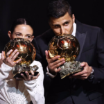 La jugadora española del Barcelona, Aitana Bonmatí, y el futbolista español del Manchester City, Rodri, besan sus trofeos durante la ceremonia del Balón de Oro 2024.