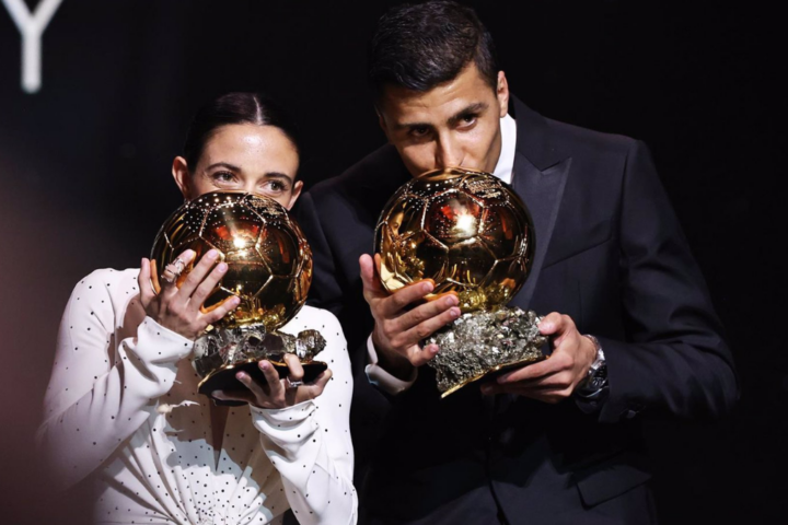 La jugadora española del Barcelona, Aitana Bonmatí, y el futbolista español del Manchester City, Rodri, besan sus trofeos durante la ceremonia del Balón de Oro 2024.