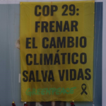 Activistas de climático Greenpeace despliegan la pancarta en la plaza de España de Madrid