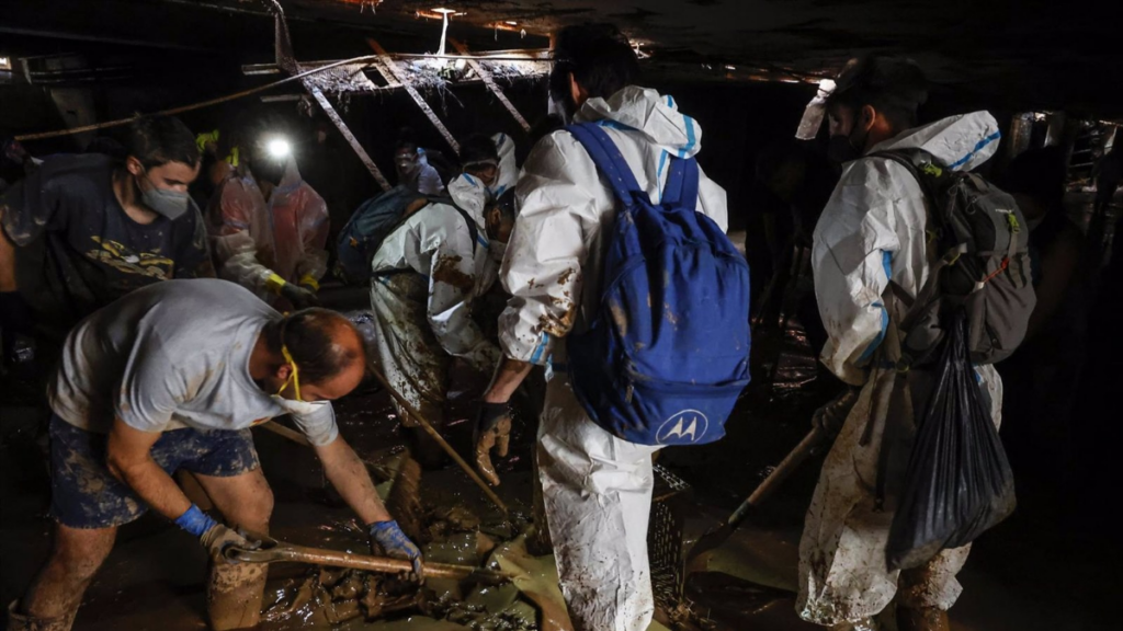 Varios voluntarios limpian en Massanassa - Rober Solsona - Europa Press