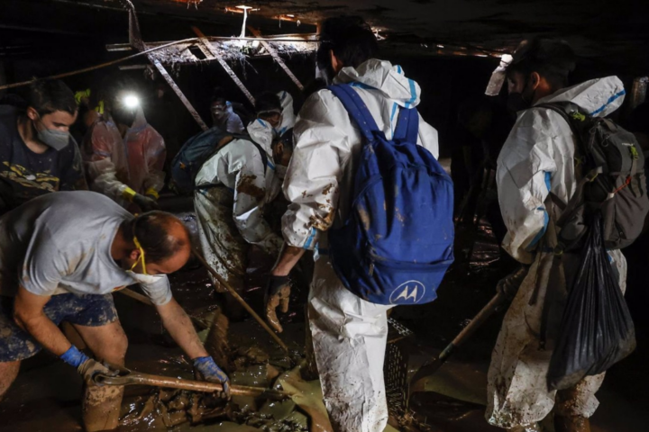 Varios voluntarios limpian en Massanassa - Rober Solsona - Europa Press