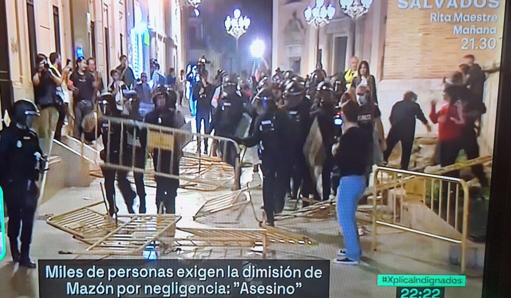 Violencia y fuego en Valencia por la gestión de la DANA