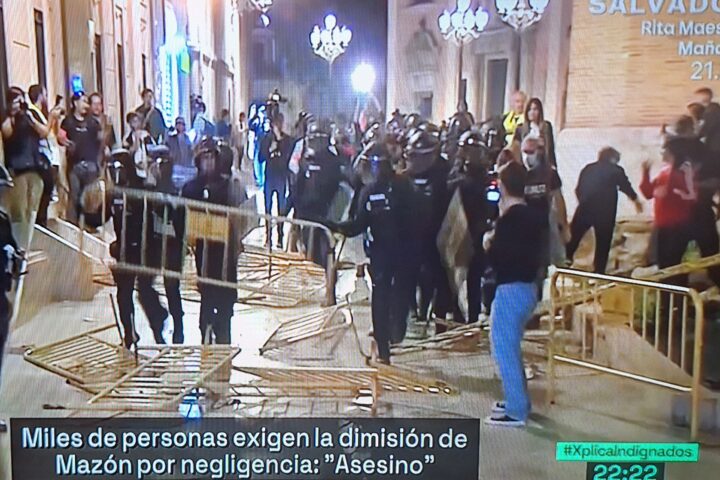 Violencia y fuego en Valencia por la gestión de la DANA