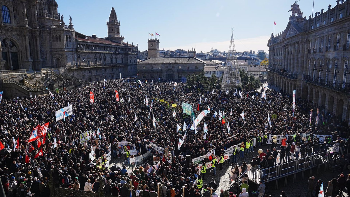 Miles de personas durante una nueva protesta contra la empresa de celulosa Altri, a 15 de diciembre de 2024, en Santiago de Compostela, A Coruña, Galicia