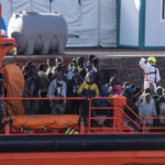 Una lancha de migración y Salvamento Marítimo tras el rescate de un cayuco a su llegada al Puerto de la Restinga, a 3 de diciembre de 2024, en El Hierro