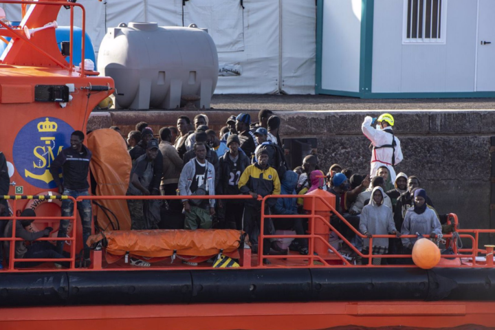 Una lancha de migración y Salvamento Marítimo tras el rescate de un cayuco a su llegada al Puerto de la Restinga, a 3 de diciembre de 2024, en El Hierro