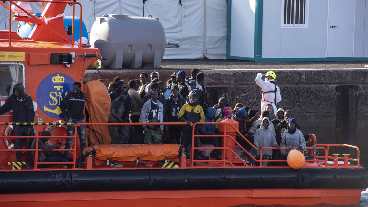 Una lancha de migración y Salvamento Marítimo tras el rescate de un cayuco a su llegada al Puerto de la Restinga, a 3 de diciembre de 2024, en El Hierro