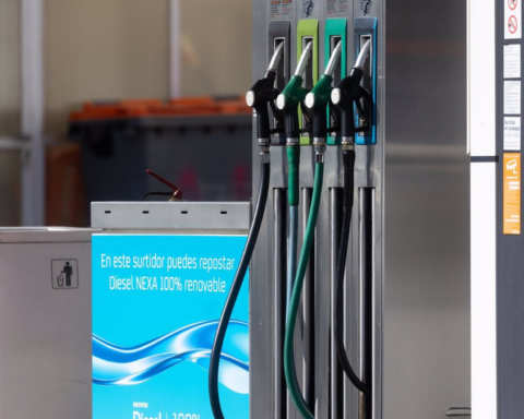 carburantes gasolina diésel litro **Los carburantes alcanzan máximos en tres meses coincidiendo con el puente de la Constitución** El precio de los carburantes en España continúa su tendencia al alza, marcando nuevos máximos en los últimos tres meses. Este encarecimiento coincide con el puente de la Constitución, un periodo en el que se esperan 6,6 millones de desplazamientos según la Dirección General de Tráfico (DGT). ### **Aumento progresivo de precios** - **Diésel:** El precio medio del litro se sitúa en 1,431 euros, un incremento del 0,77% respecto a la semana anterior. Este nivel es el más alto desde finales de agosto. - **Gasolina:** El litro se encarece un 0,26%, alcanzando 1,514 euros, su mayor precio desde mediados de septiembre. Estas cifras representan la cuarta semana consecutiva de subidas tras un periodo previo de descensos que comenzó en julio. ### **Impacto en el consumidor** Pese a las subidas recientes, llenar un depósito medio de 55 litros sigue siendo más barato que hace un año: - **Diésel:** Cuesta 78,7 euros, 7,03 euros menos que en diciembre de 2023. - **Gasolina:** Supone 83,27 euros, un ahorro de 3,96 euros respecto al mismo periodo del año pasado. ### **Comparativa internacional y contexto histórico** - Los precios actuales en España están por debajo de los registrados antes de la invasión de Ucrania (febrero de 2022), cuando el diésel costaba 1,479 euros por litro y la gasolina 1,591 euros. - Ambos carburantes siguen lejos de los máximos alcanzados en julio de 2022, cuando la gasolina llegó a 2,141 euros y el diésel a 2,1 euros. - En el ámbito europeo, España mantiene precios más bajos que la media de la Unión Europea (1,645 euros para gasolina y 1,567 euros para diésel) y de la eurozona (1,694 euros y 1,592 euros, respectivamente). ### **Factores que influyen en los precios** El precio de los carburantes depende de múltiples variables: - Cotización del crudo y de los propios carburantes. - Costes de logística y márgenes brutos. - Impacto de los impuestos. - Decalaje temporal en la repercusión de los cambios del precio del petróleo en el mercado minorista. ### **Previsiones de demanda y tráfico** La subida de precios se produce en un momento de alta demanda debido al puente festivo, lo que refuerza el impacto económico en los desplazamientos previstos. Esta dinámica estacional podría mantener la presión sobre los precios en el corto plazo, especialmente si se mantiene la volatilidad en los mercados internacionales de energía