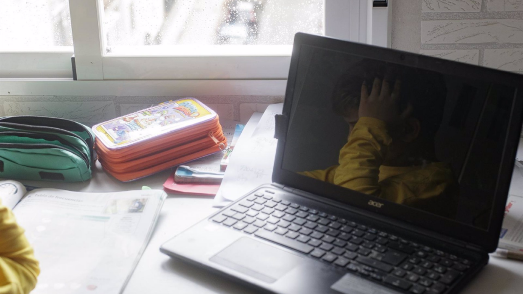 Reflejo en un sanidad y educación en la importancia púlbica de que este ordenador portátil de un niño estudiando