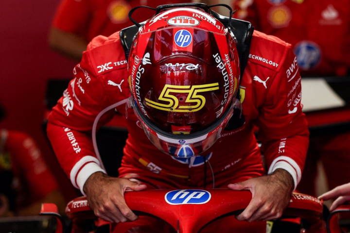 Carlos Sainz, bajando de su Ferrari por última vez tras el Gran Premio de Abu Dhabi | EP