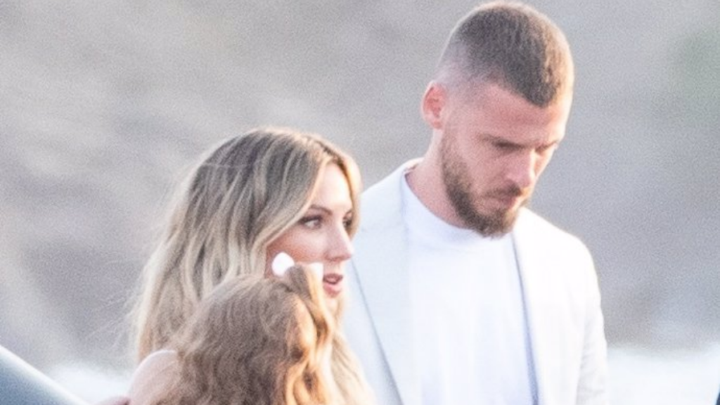 Edurne, De Gea y su hija Yanay, a la salida del aeropuerto