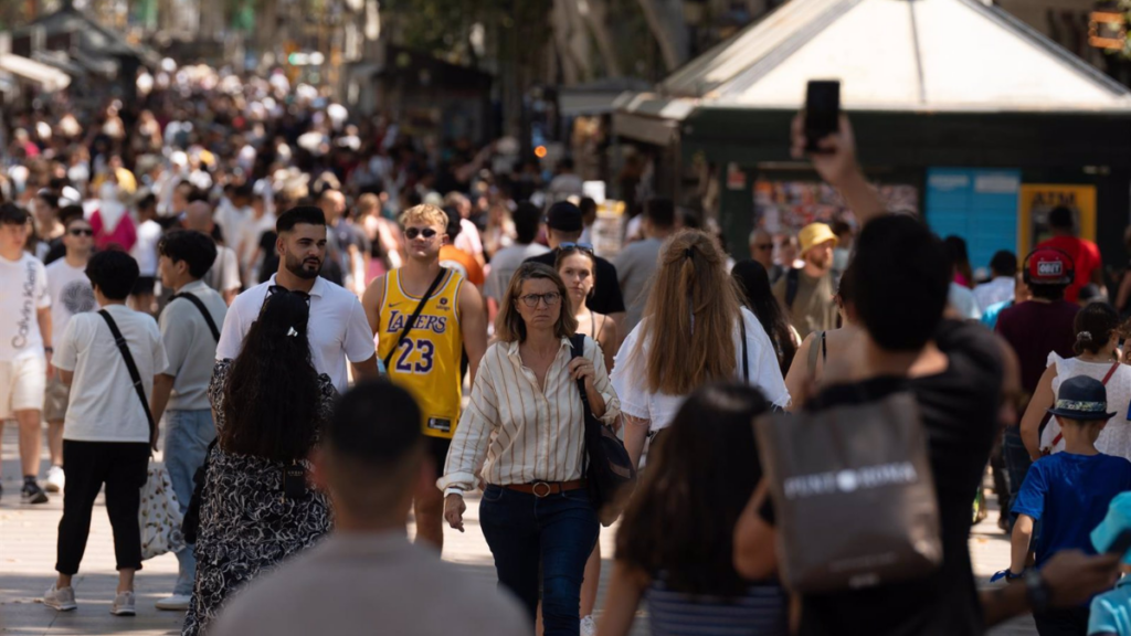 Decenas de personas caminan por el centro de la ciudad, a 5 de julio de 2024, en Barcelona, España población extranjera aumenta