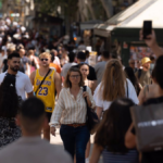 Decenas de personas caminan por el centro de la ciudad, a 5 de julio de 2024, en Barcelona, España población extranjera aumenta