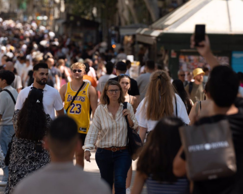 Decenas de personas caminan por el centro de la ciudad, a 5 de julio de 2024, en Barcelona, España población extranjera aumenta