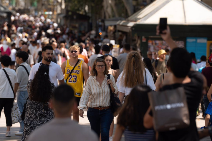 Decenas de personas caminan por el centro de la ciudad, a 5 de julio de 2024, en Barcelona, España población extranjera aumenta