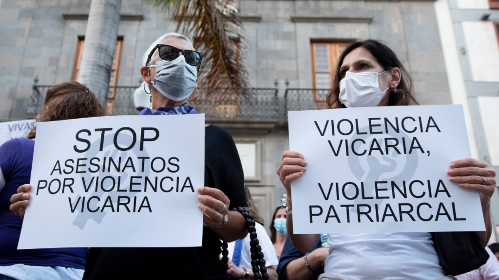 Participantes en una concentración feminista en la Plaza de la Candelaria