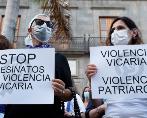 Participantes en una concentración feminista en la Plaza de la Candelaria