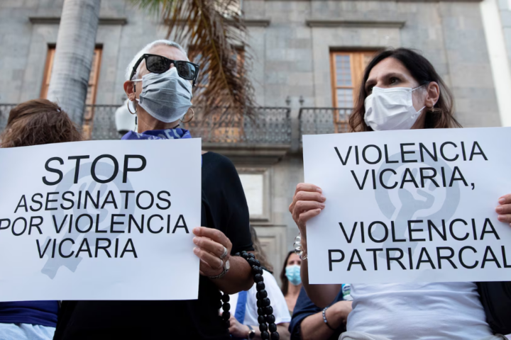 Participantes en una concentración feminista en la Plaza de la Candelaria