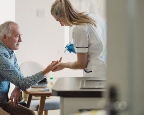Diabetes en personas mayores - DGLIMAGES - Archivo