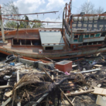 tusnami Tailandia, Ban Nam Khem: Una vista general de escombros y un bote dañado arrastrado a la costa después de que olas de tsunami barrieron la zona.