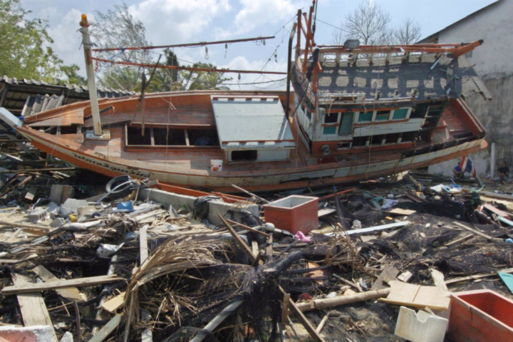 tusnami Tailandia, Ban Nam Khem: Una vista general de escombros y un bote dañado arrastrado a la costa después de que olas de tsunami barrieron la zona.