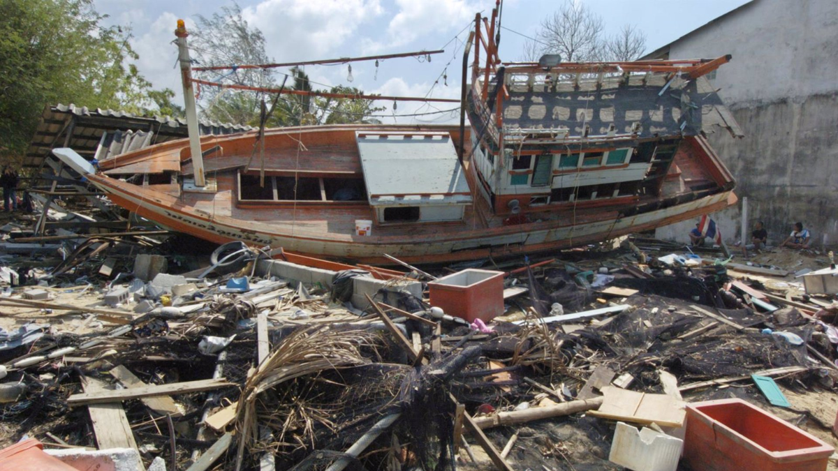 tusnami Tailandia, Ban Nam Khem: Una vista general de escombros y un bote dañado arrastrado a la costa después de que olas de tsunami barrieron la zona.