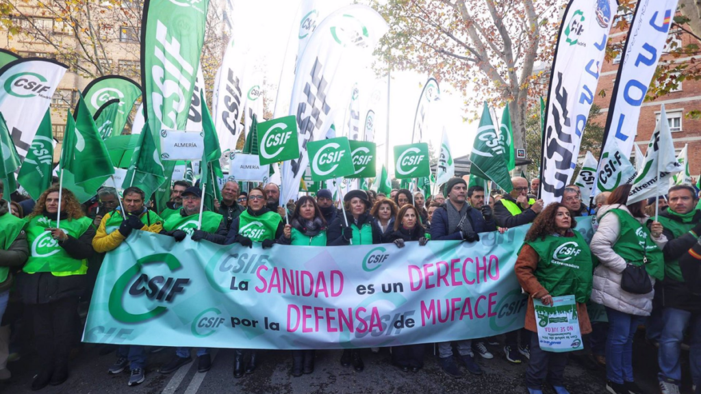 Decenas de personas durante una concentración, frente a la Dirección General de Muface de Madrid, funcionarios sin salarios