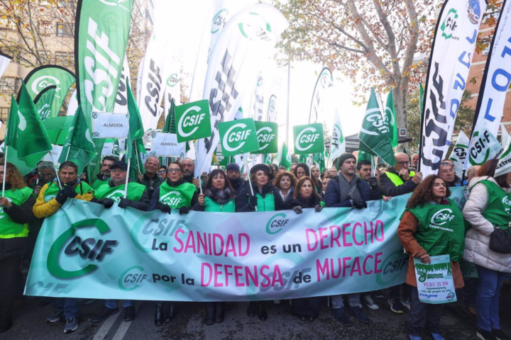 Decenas de personas durante una concentración, frente a la Dirección General de Muface de Madrid, funcionarios sin salarios