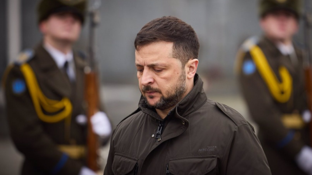 El presidente de Ucrania, Volodymyr Zelensky, rindió homenaje a la memoria de los soldados ucranianos caídos en el cementerio militar Marsove Pole en Leópolis.