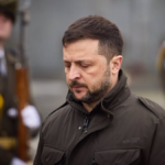 El presidente de Ucrania, Volodymyr Zelensky, rindió homenaje a la memoria de los soldados ucranianos caídos en el cementerio militar Marsove Pole en Leópolis.