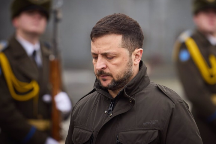 El presidente de Ucrania, Volodymyr Zelensky, rindió homenaje a la memoria de los soldados ucranianos caídos en el cementerio militar Marsove Pole en Leópolis.