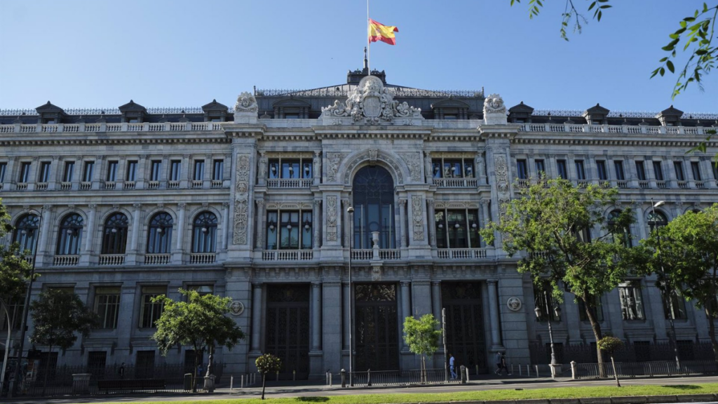 Bandera de España a media asta en la sede del Banco de España