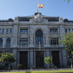 Bandera de España a media asta en la sede del Banco de España