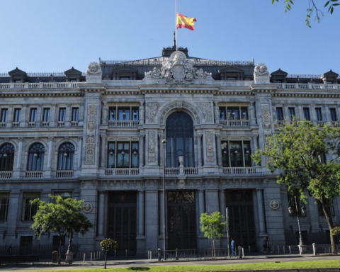 Bandera de España a media asta en la sede del Banco de España