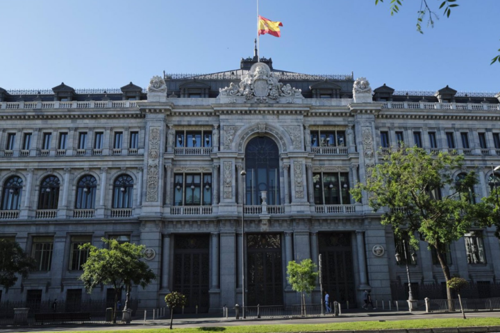 Bandera de España a media asta en la sede del Banco de España