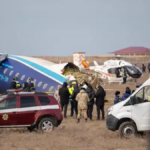 kazajistán rusia ucrania Restos del avión de Azerbaijan Airlines accidentado en la ciudad kazaja de Aktau con 67 personas a bordo