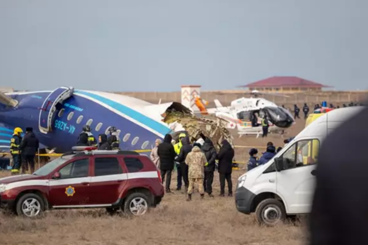 kazajistán rusia ucrania Restos del avión de Azerbaijan Airlines accidentado en la ciudad kazaja de Aktau con 67 personas a bordo