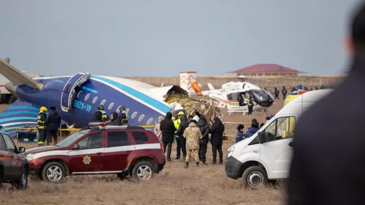 kazajistán rusia ucrania Restos del avión de Azerbaijan Airlines accidentado en la ciudad kazaja de Aktau con 67 personas a bordo