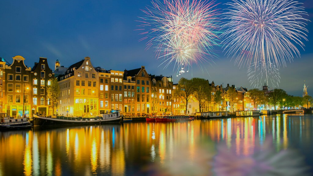 Fuegos artificiales de Fin de Año en el feliz año nuevo Támesis, Londres