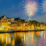 Fuegos artificiales de Fin de Año en el feliz año nuevo Támesis, Londres