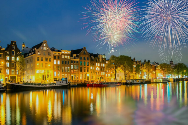 Fuegos artificiales de Fin de Año en el feliz año nuevo Támesis, Londres