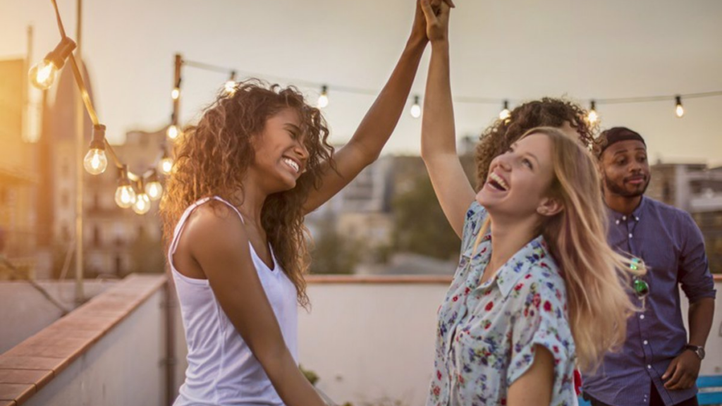 Amigos en una terraza disfrutando de relaciones personales