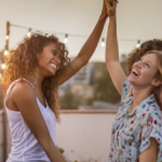 Amigos en una terraza disfrutando de relaciones personales