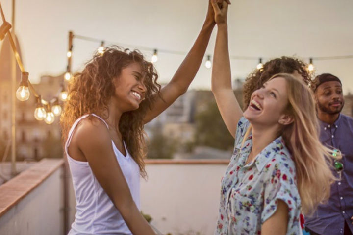 Amigos en una terraza disfrutando de relaciones personales