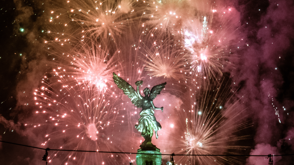 Fuegos artificiales en la Ciudad de México al filo de la medianoche del día de Año Nuevo