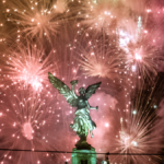 Fuegos artificiales en la Ciudad de México al filo de la medianoche del día de Año Nuevo