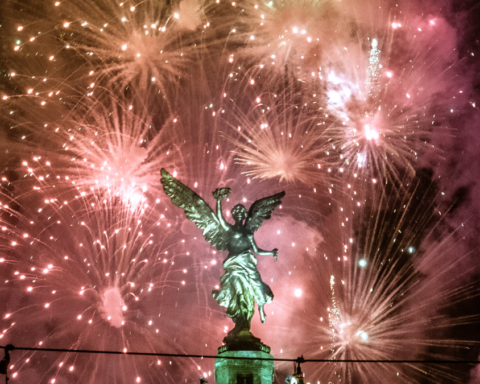 Fuegos artificiales en la Ciudad de México al filo de la medianoche del día de Año Nuevo