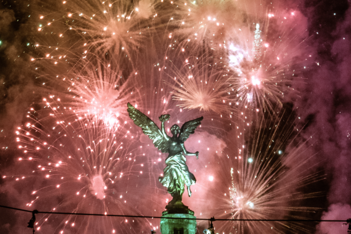 Fuegos artificiales en la Ciudad de México al filo de la medianoche del día de Año Nuevo