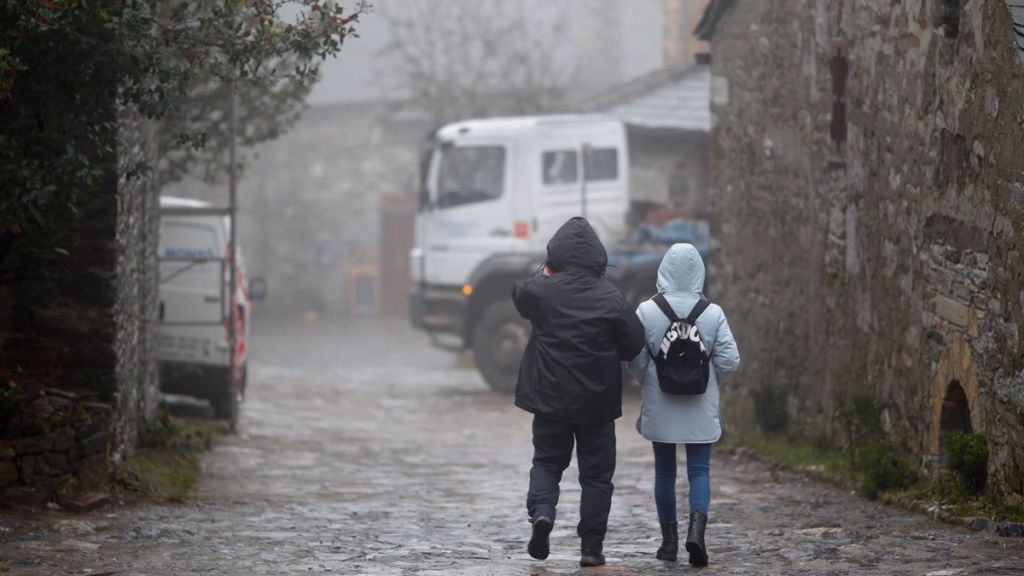 Sanidad avisos y alertas por temperaturas Dos personas abrigadas en una calle del municipio de Pedrafita do Cebreiro